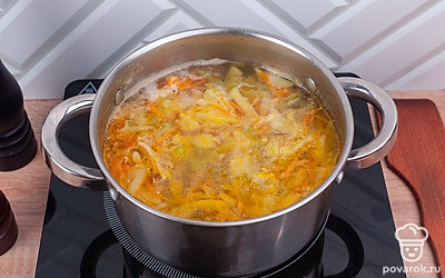 Посолите и поперчите щи по вкусу. Доведите до кипения, после чего убавьте огонь и оставьте вариться на 30 минут.