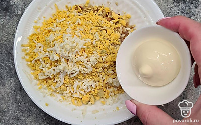 Посолите и добавьте майонез.