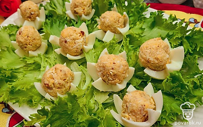 В центр каждого цветочка положите шарик. Наша закуска готова! Приятного аппетита!