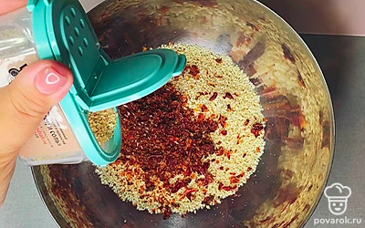 Смешать сухари с паприкой и солью. Добавить туда тертый сыр.