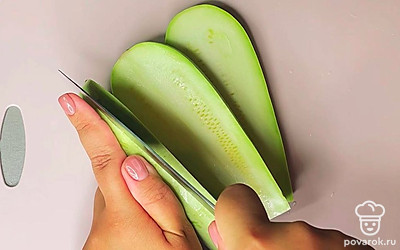 Нарезать кабачок на тонкие слайсы. Посолить немного.