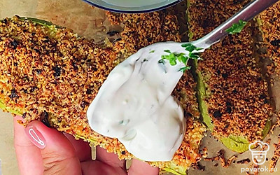 Подавать с соусом из сметаны, чеснока и укропа.