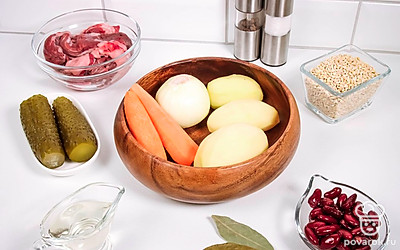 Предварительно промойте перловку и замочите на час. Сполосните говядину. Подготовьте овощи. Если вы используете неконсервированную фасоль, то ее также необходимо промыть, залить горячей водой и дать настояться в течение 1-2 часов.