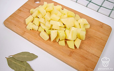 Измельчите лук. Морковь нарежьте небольшими брусочками или воспользуйтесь крупной теркой. Средними кусочками нарежьте картофель.