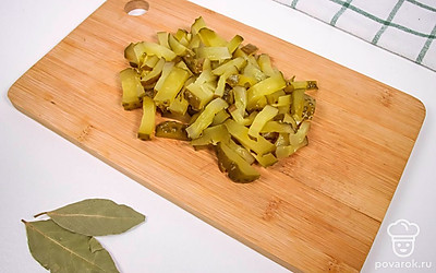 Измельчите огурцы.