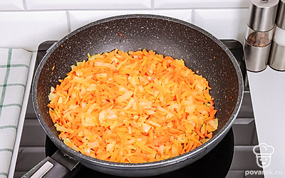 Разогрейте сковороду с растительным маслом. Выложите лук и морковь. Готовьте до мягкости.
