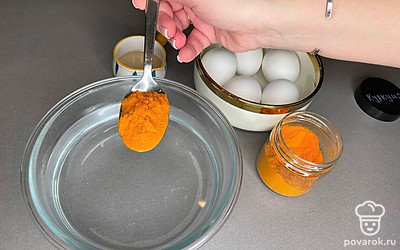 В эту же воду добавьте куркуму и уксус, перемешайте. Оставьте яйца на 1,5 часа для получения лимонного оттенка. Чтобы сделать ярко-желтые, оставьте на 5-6 часов.