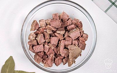 Готовое мясо нарежьте небольшими кусочками и снова положите в кастрюлю.