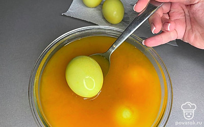 Используйте ложку, чтобы руки не окрасились.