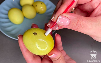 Перед подачей смажьте яйца растительным маслом. Я украсила яйца золотистыми точечками с помощью золотого пищевого красителя.