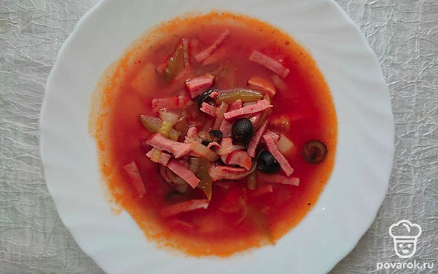 Ароматная солянка сборная с копчеными колбасками — Рецепт с фото