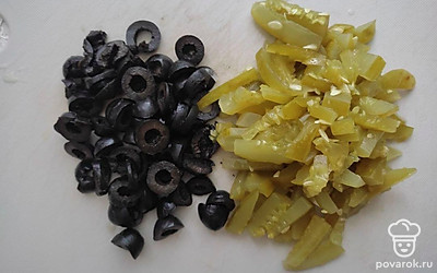 Нарежьте все виды колбас тонкими полосками. Лук мелко нашинкуйте. Соленые огурцы нарежьте на небольшие кусочки. Картофель порежьте на небольшие кубики.