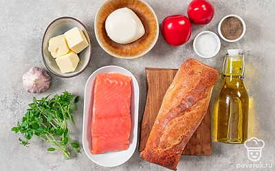 Очистите чеснок от шелухи. Ополосните базилик и помидоры. Удалите у помидоров плодоножки. Подготовьте блендер.