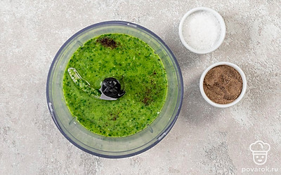 Смешайте в чаше блендера базилик, растительное масло и чеснок. Посолите, поперчите и перемешайте. Масса должна стать однородной.