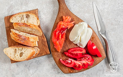 Нарежьте багет. Нарежьте тонкими ломтиками рыбу, моцареллу и помидоры.