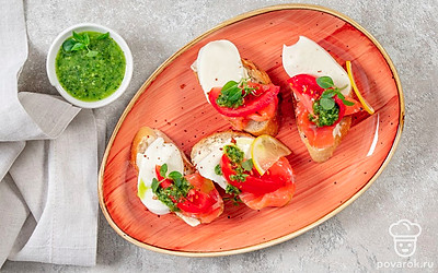 Подайте бутерброды с тонкими ломтиками лимона, посыпьте руколой.