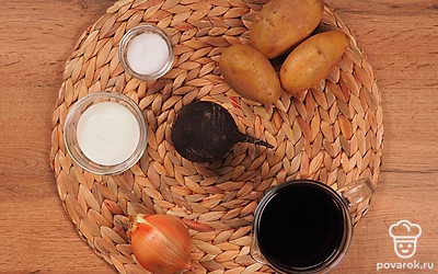 Отварите картофель в мундире, остудите и очистите от кожуры, вымойте и очистите редьку и лук.