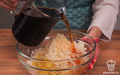 Приготовьте редьку с квасом. Натрите редьку на терке. Мелко нарежьте лук. Отварной картофель нарежьте кубиками. Нарезанные овощи положите в миску, залейте холодным квасом, посолите и дайте настояться 15 минут.