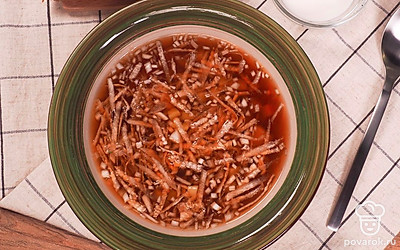 Готовое блюдо переложите в глубокую тарелку и подайте со сметаной.