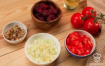 Промойте рис под холодной водой и отварите до готовности. Очистите мясо и нарежьте крупными кубиками, очистите помидоры и мелко нарежьте. Лук и чеснок очистите и мелко порубите. Обжарьте на сухой сковороде грецкий орех до золотистого цвета. Промойте кинзу и мелко порубите.