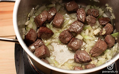 Растительное масло разогрейте в кастрюле и обжарьте в нем мясо до золотистой корочки. Добавьте лук, чеснок и обжаривайте еще 4 минуты.