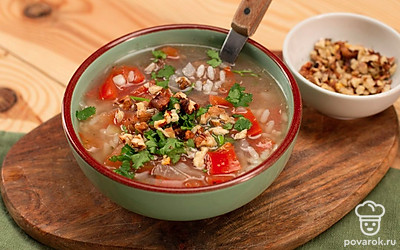 Готовый суп подавайте с грецкими орехами и рубленой кинзой.