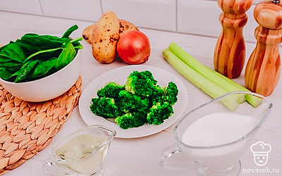 Тщательно промойте овощи, подготовьте рабочую поверхность стола, проверьте все необходимые ингредиенты. Почистите картофель, сельдерей и репчатый лук.