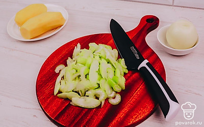 Порежьте сельдерей.