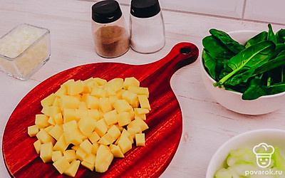 Порежьте картофель кубиками.