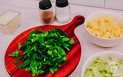 Порежьте шпинат.