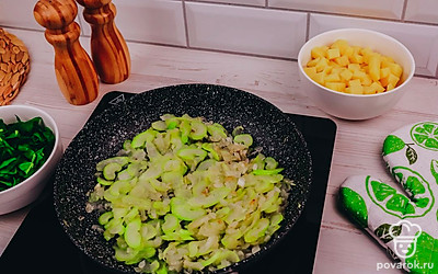 Обжарьте лук и сельдерей в течение 3-5 минут.