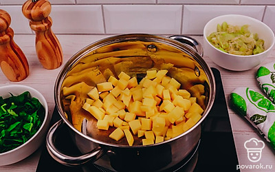 Переложите картофель в кастрюлю.