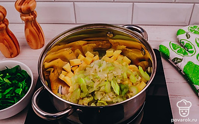 Добавьте к картофелю обжаренный сельдерей и лук.