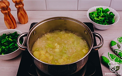 Добавьте к овощам 1-1,5 литра воды и варите 3-5 минут.