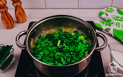 Добавьте в суп шпинат и варите 10 минут.