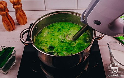 Измельчите крем-суп блендером.