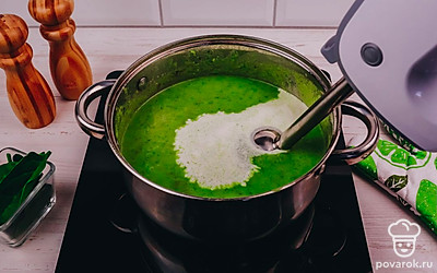 Добавьте подогретые сливки в крем-суп, взбейте крем-суп блендером до однородности.