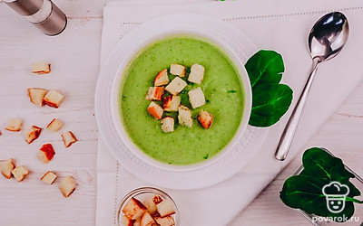 Подавайте крем-суп со свежими сухариками.