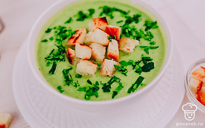 Добавьте к крем-супу тонко порезанный шпинат.