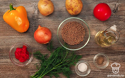 Подготовьте все необходимые ингредиенты. Помойте чечевицу. Помойте лук, болгарский перец и мелко нарежьте. Картофель помойте, очистите от кожуры и нарежьте кубиками. Достаньте глубокую кастрюлю, сковороду и столовые приборы.