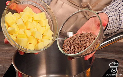 Сварите чечевицу с картофелем. В кастрюлю пересыпьте чечевицу, добавьте картофель. Залейте водой и варите на слабом огне до готовности, убирая пену. На это уйдет 15-20 минут.