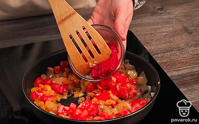 Пожарьте овощи. Разогрейте сковороду и залейте в нее растительное масло. Добавьте лук, болгарский перец и помидоры. Затем добавьте томатную пасту, накройте крышкой и тушите на слабом огне 5-8 минут.