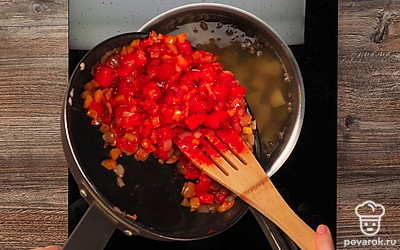 Соедините чечевицу с зажаркой. Тушеные овощи добавьте в кастрюлю с чечевицей и картофелем. Добавьте соль, перец, перемешайте и накройте крышкой. Доведите до кипения и варите 10-15 минут. Снимите с плиты и дайте отдохнуть под крышкой 10 минут.