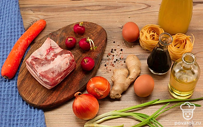 В подсоленной воде отварите лапшу, не доводя до полной готовности. Очистите морковь, лук и имбирь. Грудинку и морковь нарежьте соломкой, лук и имбирь – мелкими кубиками, редис – слайсами. Промойте зеленый лук и измельчите его. Отварите яйца в течение 6 минут и очистите их.