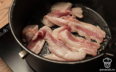 В глубокой кастрюле или казане с разогретым растительным маслом обжарьте свинину до золотистой корочки. Выложите ее в отдельную посуду.