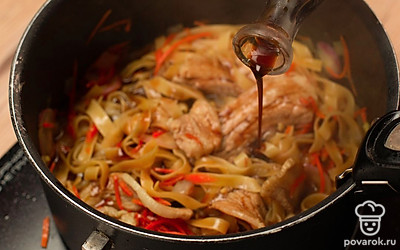 Добавьте лапшу и варите еще около 5 минут. Влейте соевый соус, поперчите, дополните суп зеленым луком и подавайте.