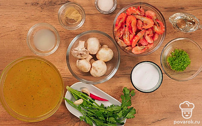 Обдайте кипятком креветки. Очистите их. Перец чили и кинзу промойте под проточной водой, высушите бумажным полотенцем и измельчите. Грибы помойте и нарежьте слайсами. Чеснок очистите и мелко нарубите. Имбирь очистите и натрите на мелкой терке.