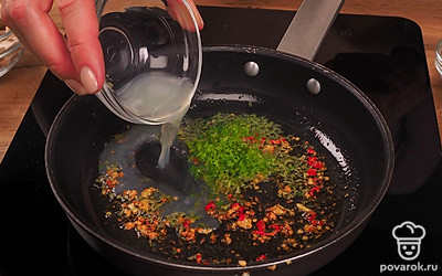 Сделайте пасту. Разогрейте на сковороде растительное масло. Добавьте к нему чеснок. Перемешайте. Смешайте в чаше блендера обжаренный чеснок и перец чили. Добавьте получившуюся массу на сковороду. Готовьте 10 секунд. Далее добавьте цедру лайма, лимонный сок, имбирь и сахар. Тщательно перемешайте. Тушите пасту на маленьком огне 5 минут.