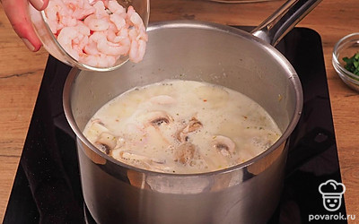 Сварите суп. Налейте готовый куриный бульон в глубокую кастрюлю. Разогрейте на среднем огне. Добавьте кокосовое молоко и пасту. Оставьте кипеть на 2 минуты, постоянно помешивая. Всыпьте грибы с креветками. Готовьте 3 минуты. Засыпьте кинзу и оставьте настаиваться на 5 минут.