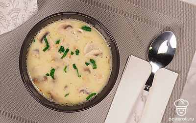 Настоявшийся Том Ям разлейте в миски перед подачей.